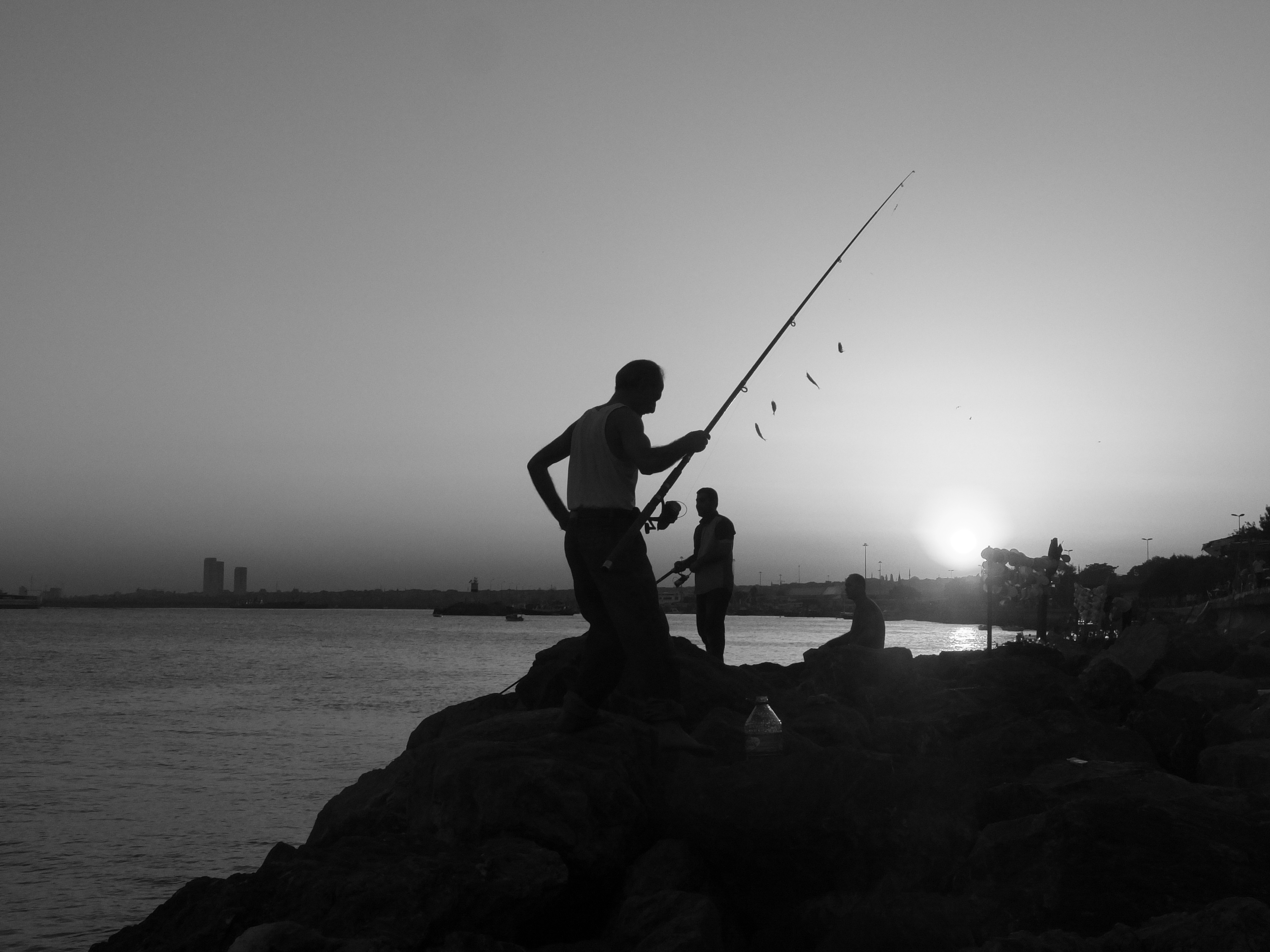pêcheur sur la jetée d'Istanbul