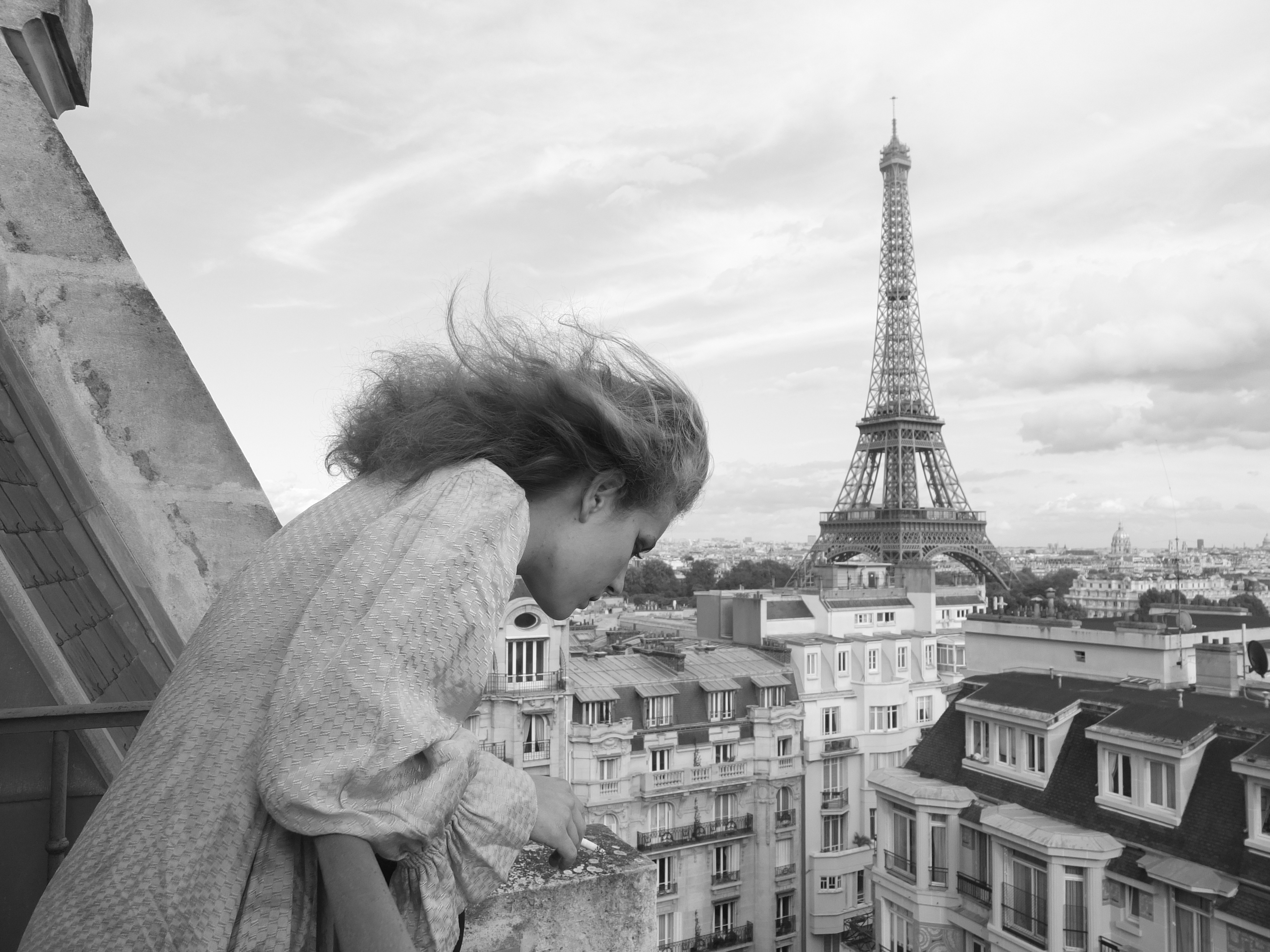 jeune femme au balcon devant la Tour Eiffel