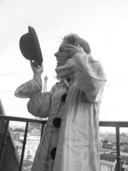 clown au balcon devant la Tour Eiffel