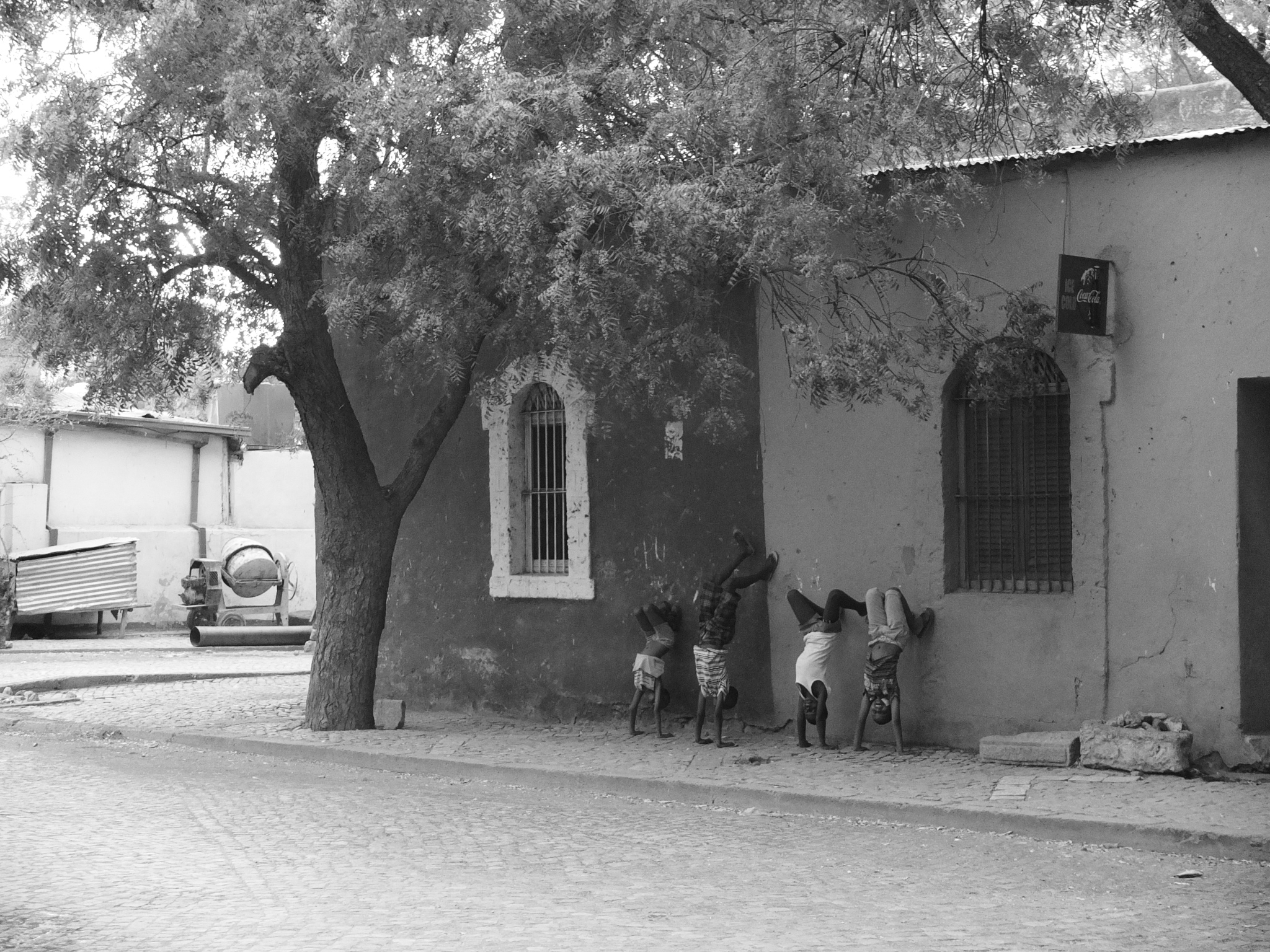 des enfants font le poirier contre un mur