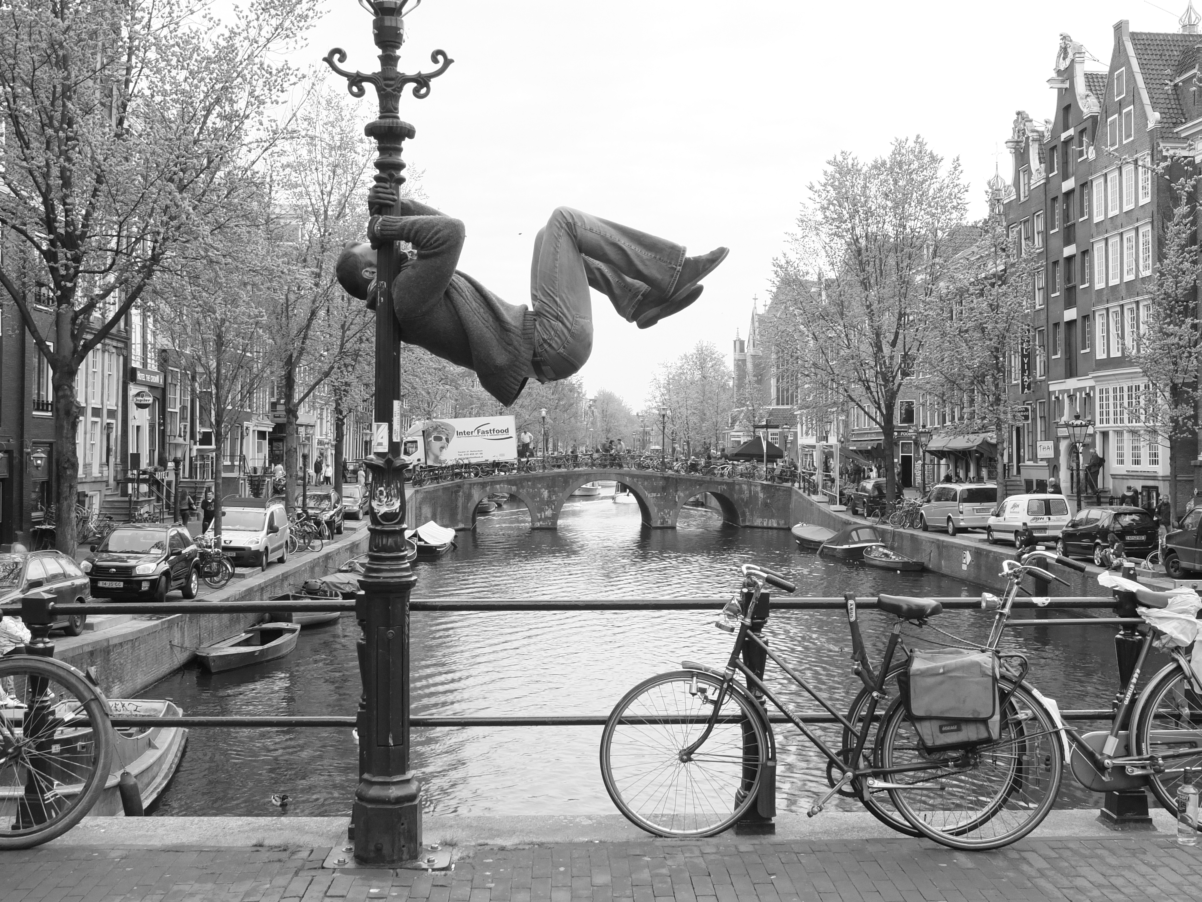 acrobate sur un lampadaire